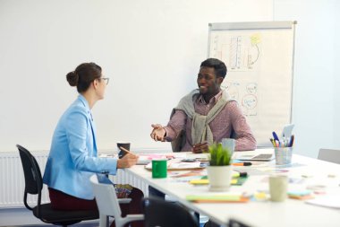 Genç adam onun iş arkadaşı ya da groupmate bir şeyler açıklamaya