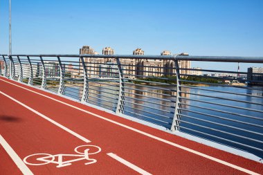 Döngüsü lane geçiş nehir, pitoresk cityscape, Bulutsuz mavi gökyüzü ile modern köprü görünümü