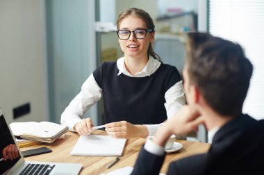 Genç yöneticiler yeni proje tartışırken beyin fırtınası