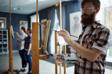 Modern ressam Sanat okulunda boyamak öğrenme