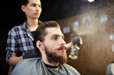 Genç adam onun saç saç bakım salonda tarz olması