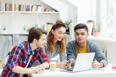 Grup yaratıcı öğrencilerin görev ders için hazırlanıyor