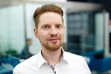 Kameraya bakarak beyaz yakalı işçi