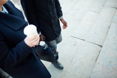Tanınmayan iş arkadaşları giyiyor kat bina ve kahve tutarak ofis basamaklardan portresi düşük bölümü