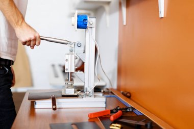 Deri cüzdan içinde birleşme yapmak için makine veya aracını kullanarak ustası