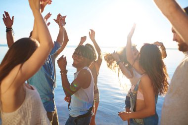 Mutlu arkadaş deniz kenarında dans