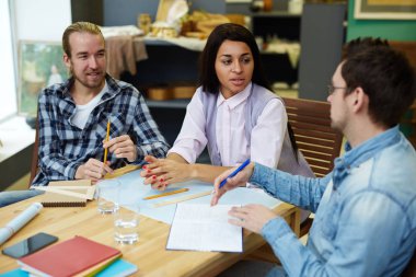 Seminer için hazırlarken son ders tartışmaya öğrenci grubu