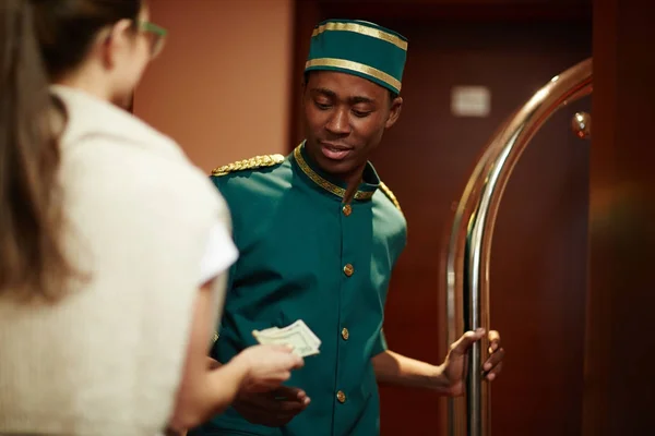 Retrato Joven Africano Sonriente Trabajando Como Botones Hotel Lujo Recibiendo — Foto de Stock