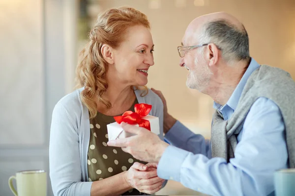 Starší Muž Dává Box Překvapením Pro Manželku — Stock fotografie