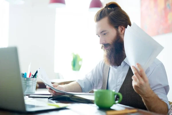 Jeune Spécialiste Avec Des Documents Lecture Barbe Par Lieu Travail — Photo