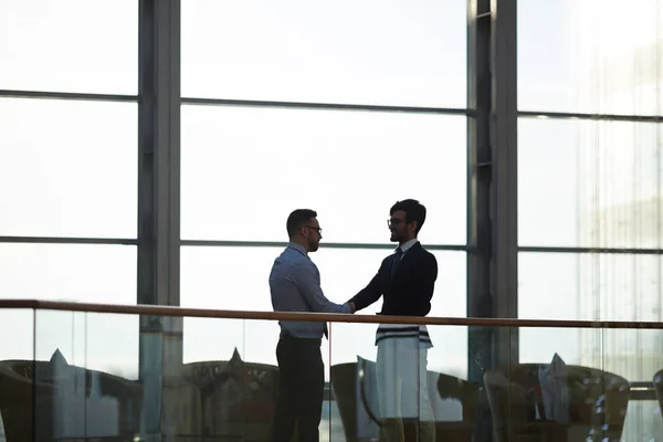 Dos Comerciantes Contemporáneos Felicitándose Mutuamente Por Acuerdo Exitoso — Foto de Stock