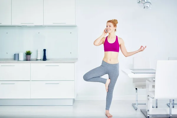 Portret Van Fit Rood Harige Vrouw Doen Yoga Oefeningen Thuis — Stockfoto
