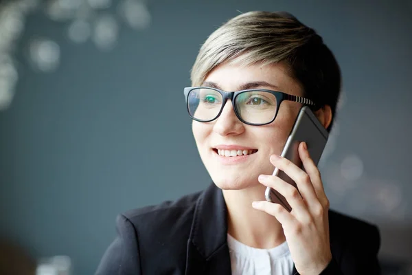 Ganska Ung Affärskvinna Med Mobiltelefon Prata Med Klienten — Stockfoto