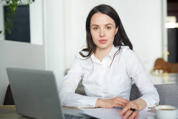 Jonge Vrouwelijke Agent Zittend Door Werkplek Met Laptop Papieren — Stockfoto
