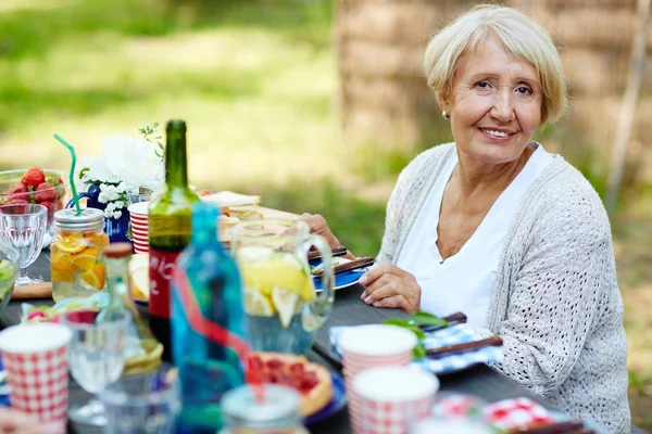 Abuela Sentada Junto Mesa Picnic Mirando Cámara —  Fotos de Stock