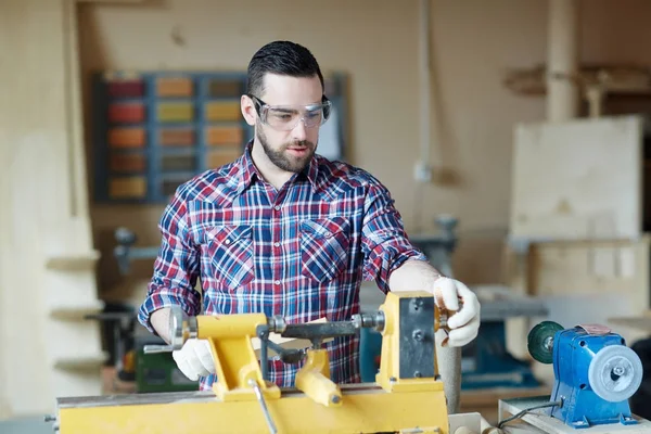 Jeune Homme Utilisant Une Machine Bois Atelier — Photo