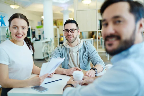 Retrato Tres Empresarios Creativos Mirando Cámara Sonriendo Durante Encuentro Oficina — Foto de Stock