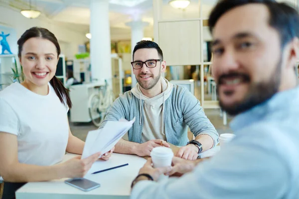 Portrait Trois Hommes Affaires Créatifs Regardant Caméra Souriant Lors Une — Photo