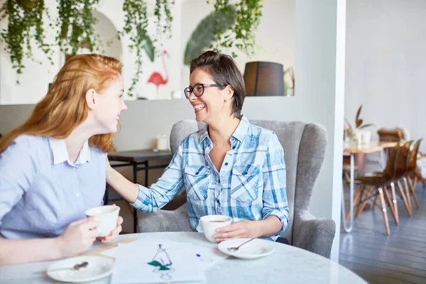 Reunião Muito Esperada Melhores Amigos Mulheres Muito Jovens Conversando Animadamente — Fotografia de Stock