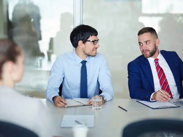 Geschäftspartner reden am Besprechungstisch — Stockfoto