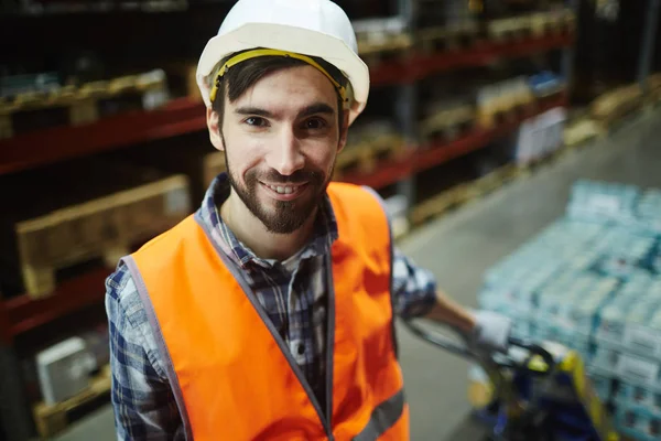 Jonge Magazijnmedewerker Met Heftruck Camera Kijken — Stockfoto