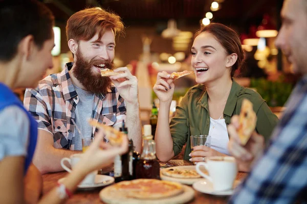 Alegre Amigos Reunieron Restaurante Pizza Charlando Animadamente Entre Retrato Cintura —  Fotos de Stock