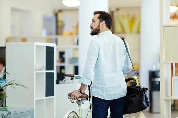 Weergave Portret Van Casual Aziatische Zakenman Nemen Fiets Naar Het — Stockfoto