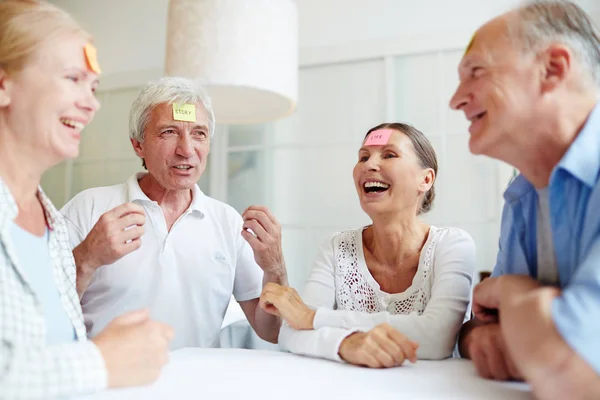 Uno Dei Compagni Anziani Esprimendo Sue Idee Suggerimenti Durante Gioco — Foto Stock