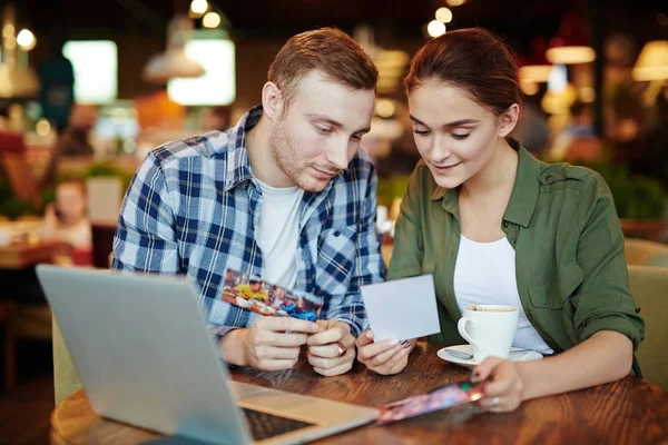 Treffen Der Besten Freunde Einem Hübschen Kleinen Café Schöne Junge — Stockfoto