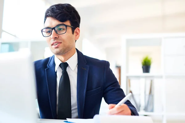 Venditore Fiducioso Che Parla Attraverso Video Chat Con Uno Dei — Foto Stock