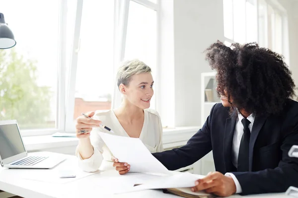 Självsäker Kollegor Diskutera Finansiella Strategier Och Papper Vid Möte — Stockfoto