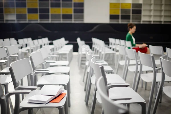 Cadeiras Moderna Sala Conferências Com Anotações Humanas Segundo Plano — Fotografia de Stock