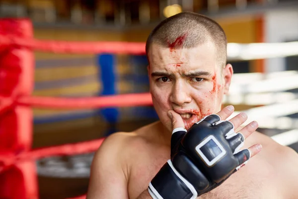 Besegrade Fighter Med Blod Ansikte Tittar Kameran — Stockfoto