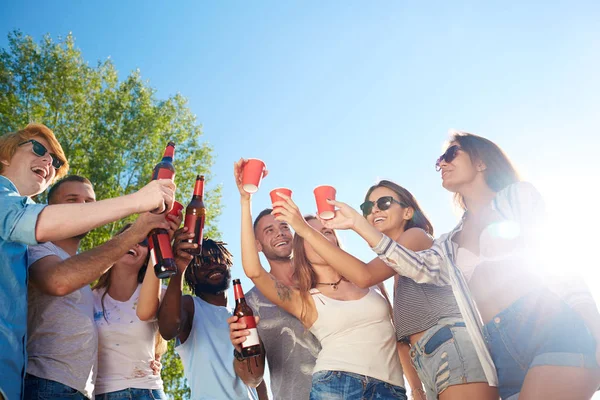 Amici Alzando Mani Con Bicchieri Bottiglie Contro Cielo Blu Con — Foto Stock