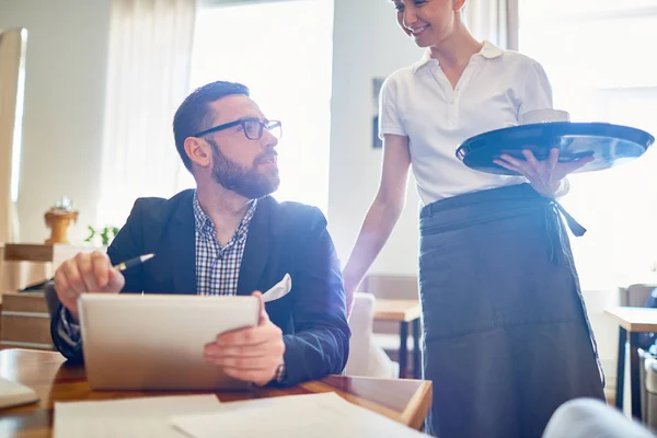 Affärsman Consulting Med Servitrisen När Besöker Café — Stockfoto