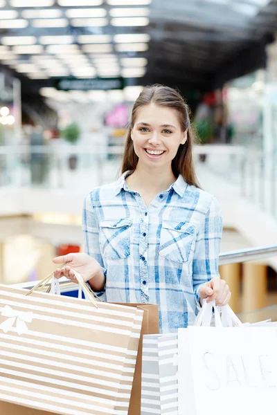 Shopaholic Feminino Com Sacos Papel Mostrando Suas Compras — Fotografia de Stock