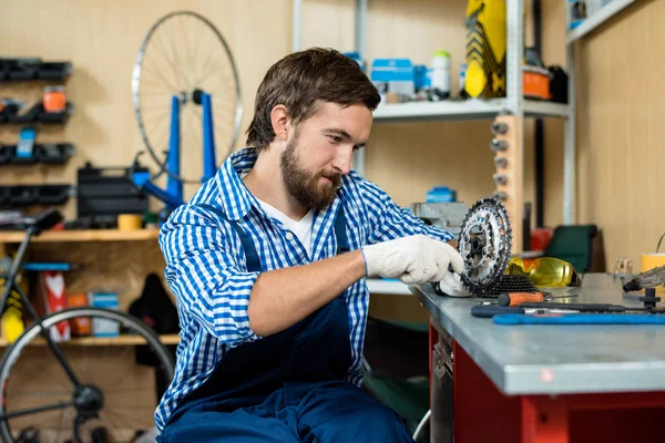 Joven Reparador Haciendo Trabajo Tienda Bicicletas — Foto de Stock