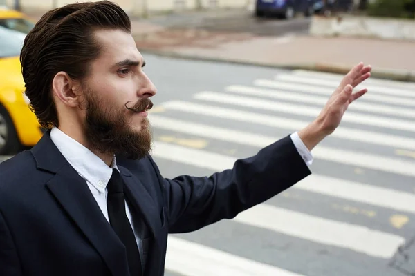 Elegante Hombre Con Barba Parada Taxi Taxi Calle — Foto de Stock