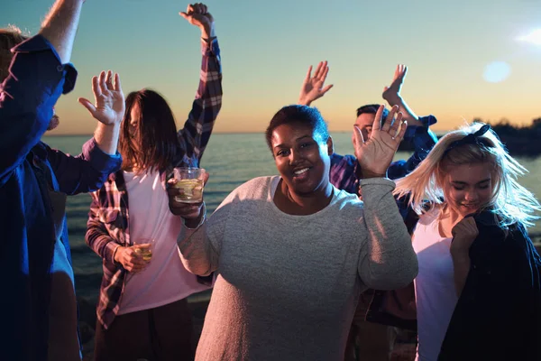 Multiraciale Jongeren Met Cocktails Dansen Bij Zonsondergang — Stockfoto