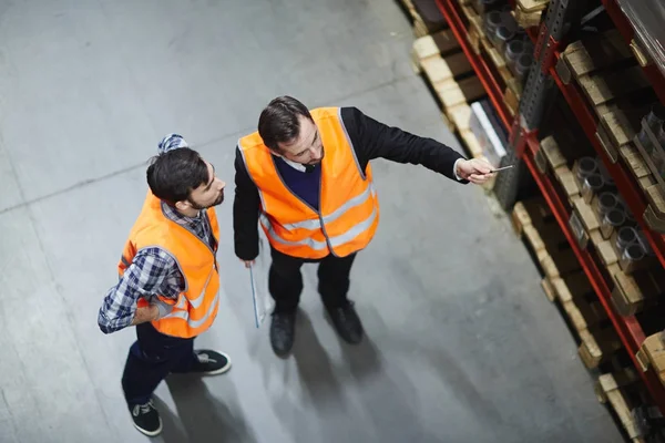 Twee Dispatchers Kijken Naar Plank Met Goederen Voor Groothandel — Stockfoto