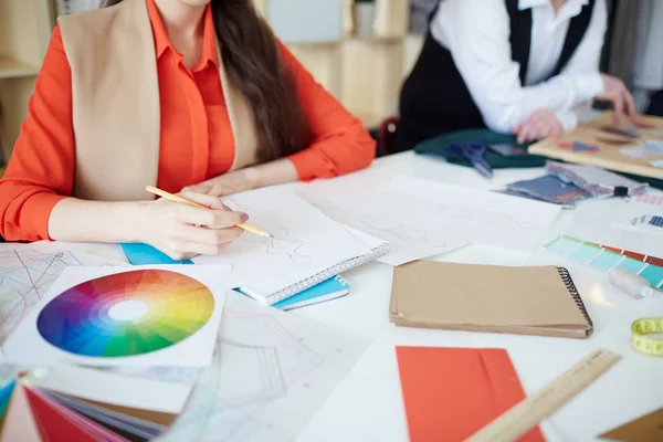 Jonge Vrouw Schetsen Van Creatieve Modellen Van Jurken Door Werkplek — Stockfoto