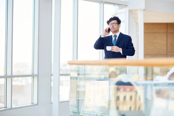 Eleganter Geschäftsmann Mit Tasse Tee Handy — Stockfoto