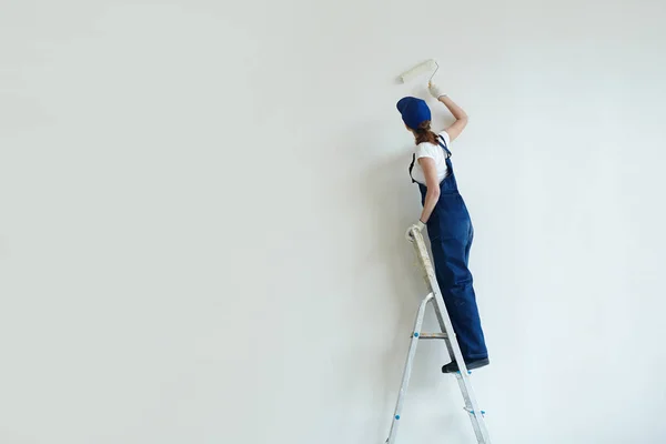 Retrato Tiro Largo Mulher Jovem Trabalhadores Uniforme Escada Passo Pintura — Fotografia de Stock