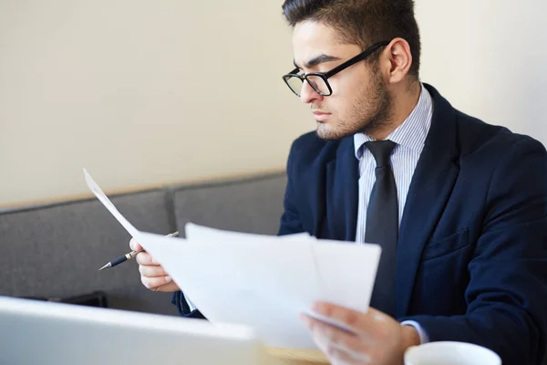 Jeune Économiste Regardant Dans Les Journaux Sur Lieu Travail — Photo