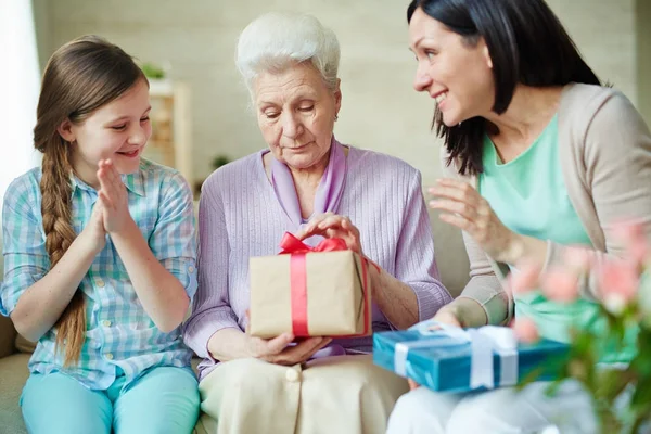 Young Woman Her Daughter Looking Senior Female Unpacking Gift — Stock Photo, Image