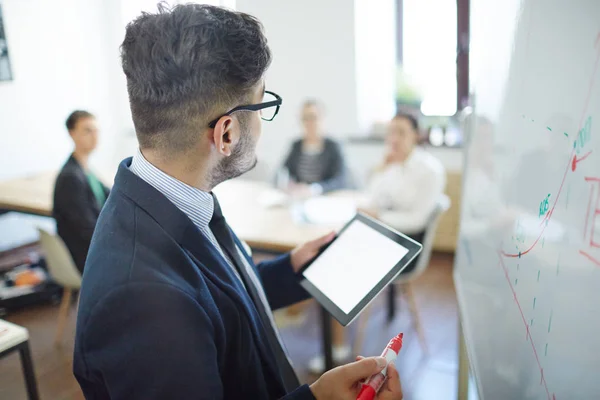 Empresário Com Tablet Iluminador Por Quadro Branco Fazendo Apresentação Aos — Fotografia de Stock