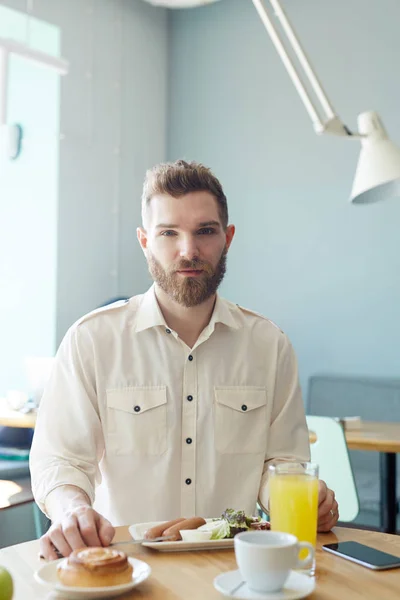 Geschäftsmann Sitzt Cafeteria Und Isst Mittag — Stockfoto