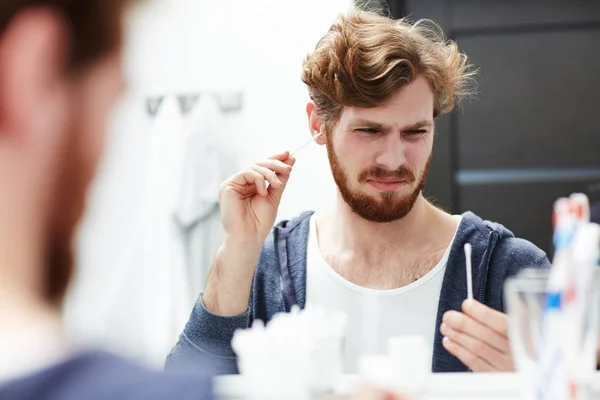 Joven Mirando Capullo Algodón Mientras Limpia Las Orejas —  Fotos de Stock