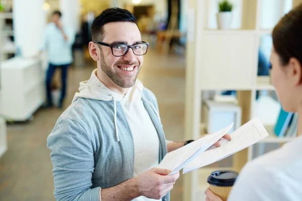 Feliz Hombre Negocios Con Documentos Hablando Con Colega Cargo — Foto de Stock