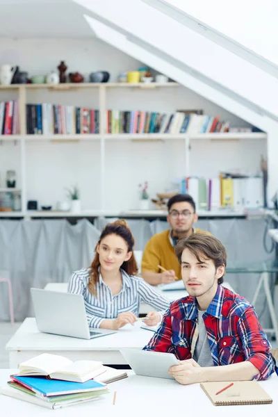 Diligenti Anziani Che Ascoltano Coach Seminario — Foto Stock